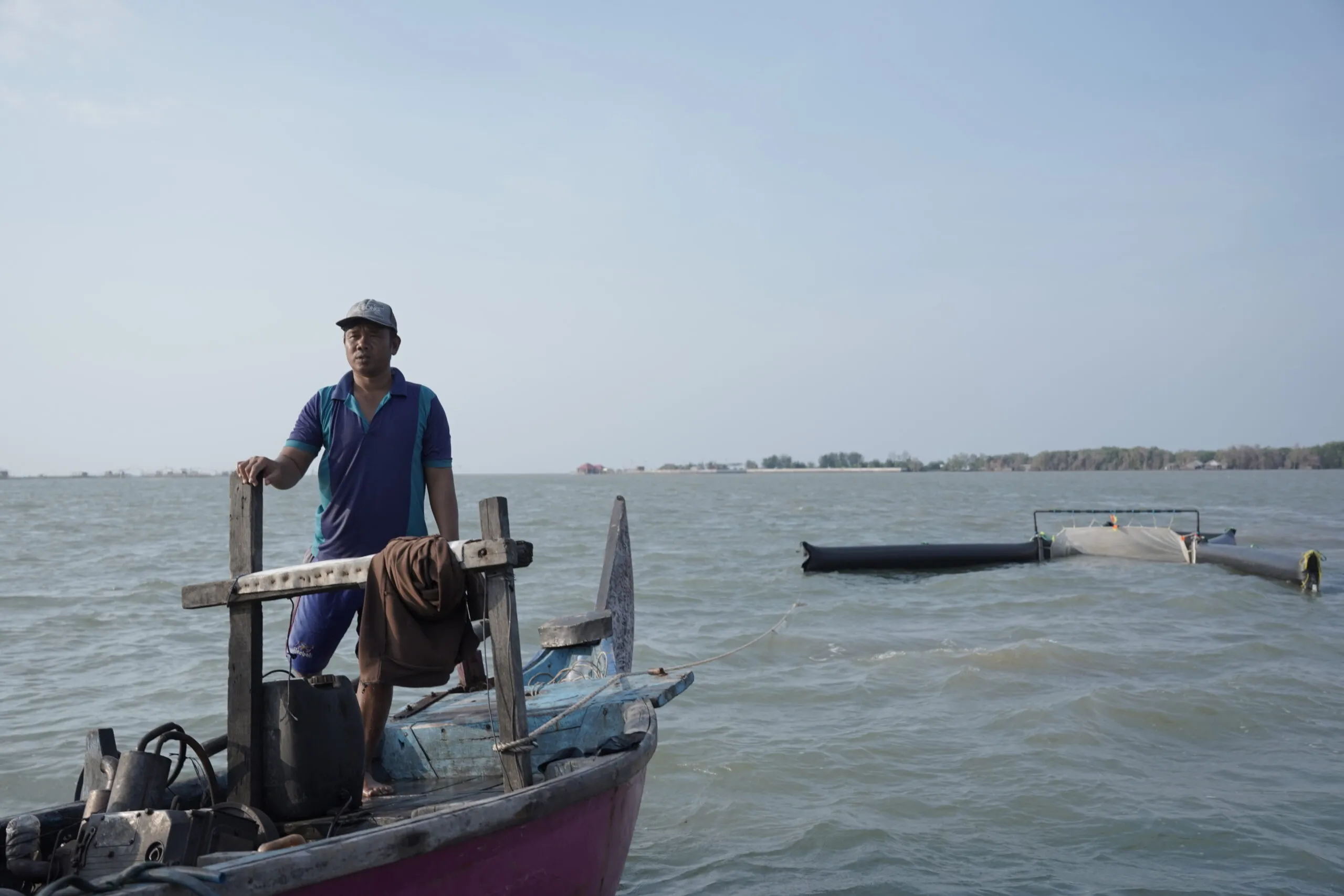 印度尼西亚Marine Debris Program中收集海洋塑料废弃物的渔民