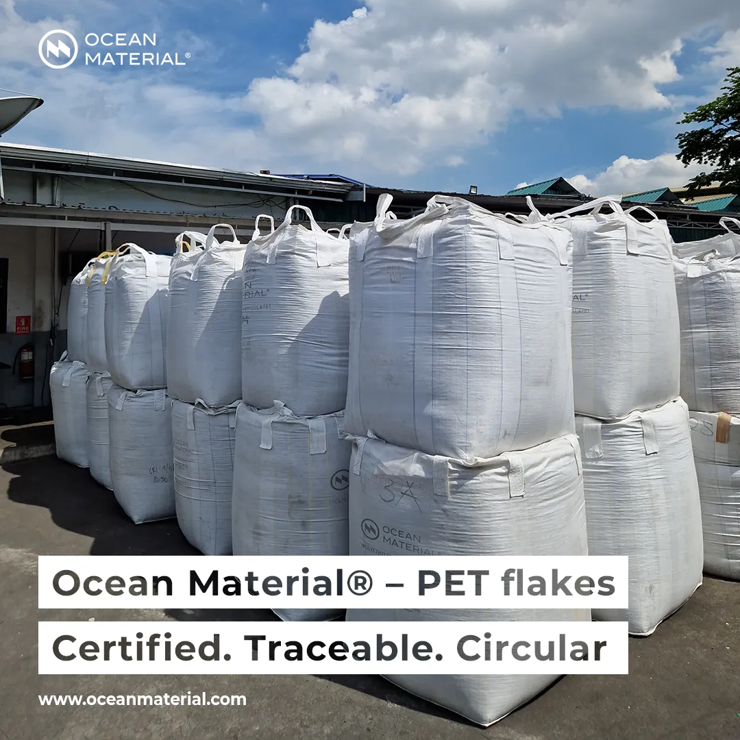 装在大袋中等待交付的Ocean Material PET瓶片