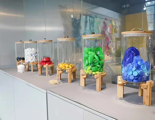 透明容器中分类陈列的塑料瓶盖