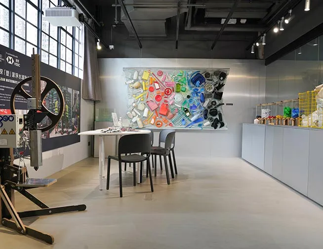 回收工作坊室内的设备及回收物品墙面展示