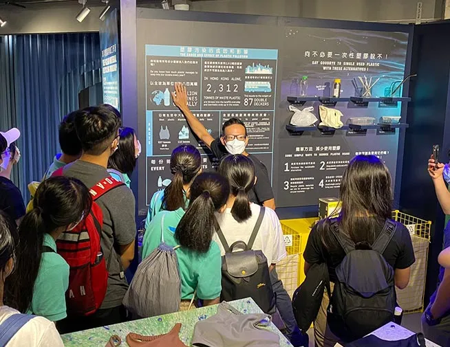 学生在回收展示区聆听讲解