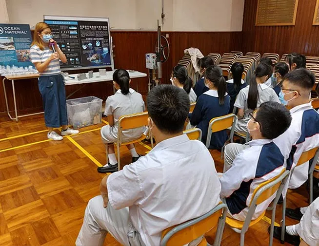 塑料回收工作坊中,讲解员向就座的学生介绍内容