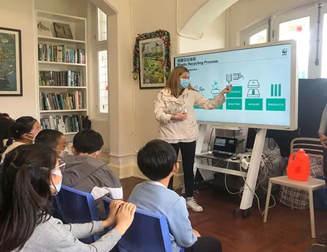 教育工作者向就座的学员讲解塑料回收流程