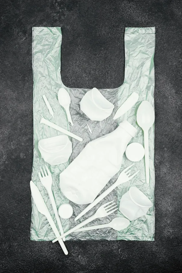 装有瓶子和一次性餐具的 LDPE 塑料袋